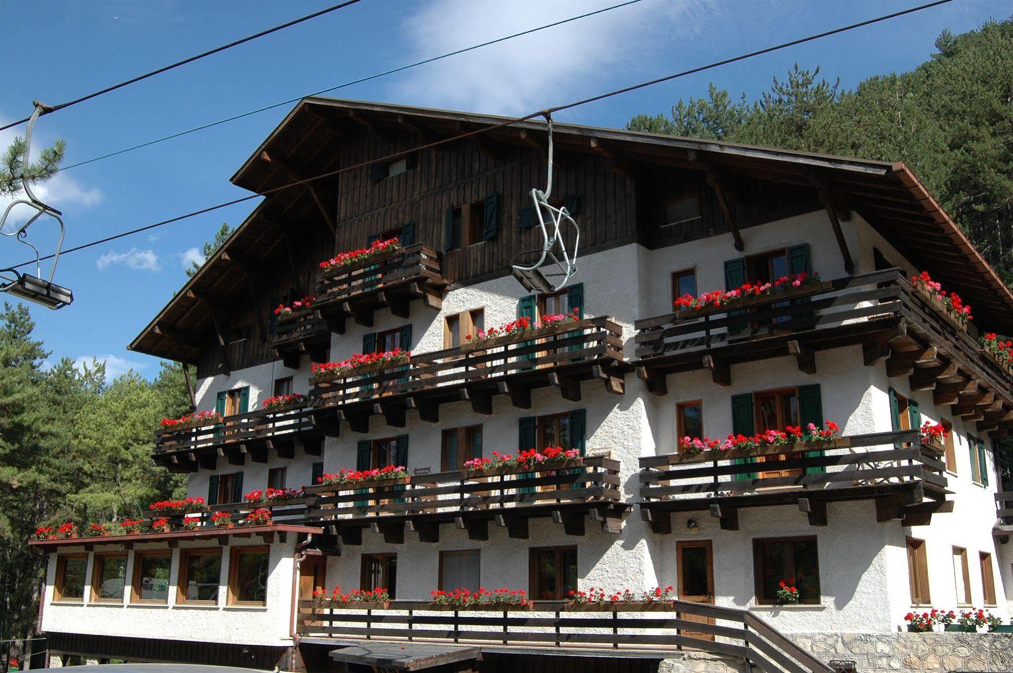 Hotel Garni Mille Pini Scanno Exteriör bild